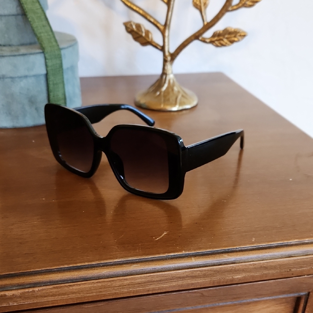 Elegant Martha Stewart Black Sunglasses